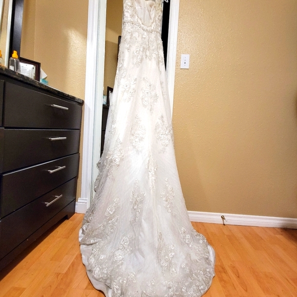 'Alfred Angelo Sapphire' Ivory Lace Beaded Mermaid Sillhoutte Wedding Gown - Picture 4 of 16